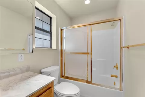 Bath - 1927 Vineyard Trl, Redding, CA 96003 photo 4 of 4