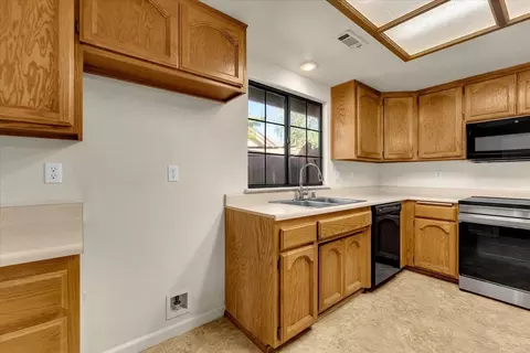 Kitchen - 1927 Vineyard Trl, Redding, CA 96003 photo 3 of 4
