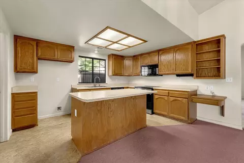 Kitchen - 1927 Vineyard Trl, Redding, CA 96003 photo 2 of 4