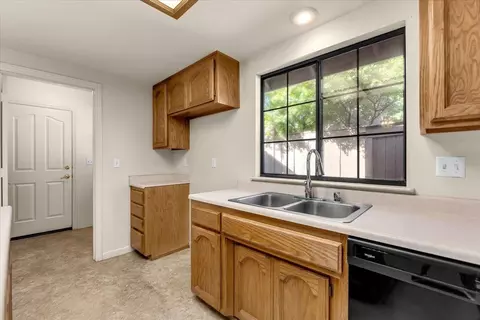 Kitchen - 1927 Vineyard Trl, Redding, CA 96003 photo 4 of 4