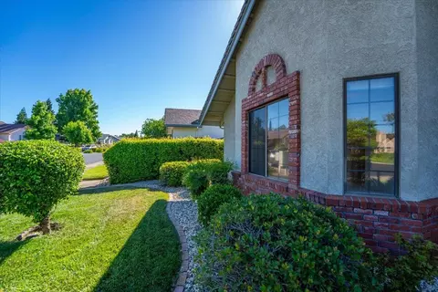 Exterior - 1927 Vineyard Trl, Redding, CA 96003 photo 15 of 23