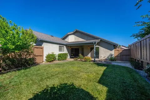 Exterior - 1927 Vineyard Trl, Redding, CA 96003 photo 2 of 23