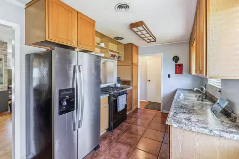Kitchen - 5755 Mountain View Dr, Redding, CA 96003 photo 3 of 4