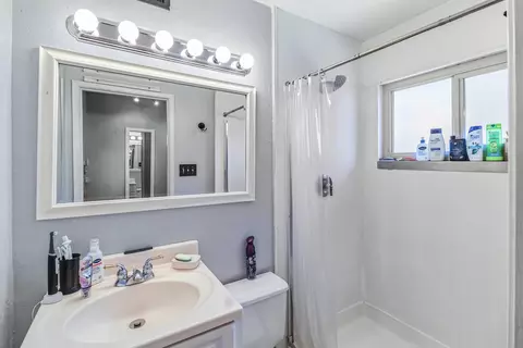 Bath - 5755 Mountain View Dr, Redding, CA 96003 photo 1 of 2