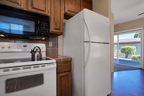 Kitchen - 249 Ridgetop Dr #141, Redding, CA 96003 photo 3 of 3