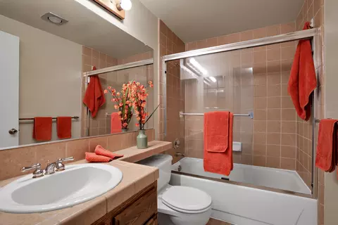 Bath - 249 Ridgetop Dr #141, Redding, CA 96003 photo 3 of 3