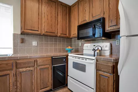 Kitchen - 249 Ridgetop Dr #141, Redding, CA 96003 photo 2 of 3