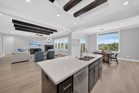 Kitchen - 690 Mill Valley Pkwy, Redding, CA 96003 photo 5 of 5