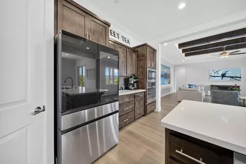 Kitchen - 690 Mill Valley Pkwy, Redding, CA 96003 photo 4 of 5