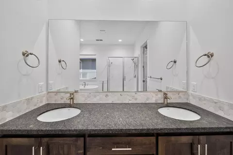 Bath - 690 Mill Valley Pkwy, Redding, CA 96003 photo 2 of 4