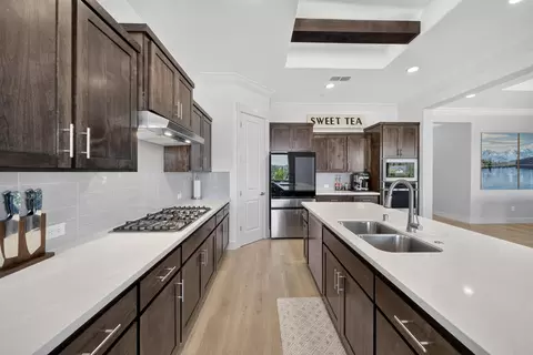 Kitchen - 690 Mill Valley Pkwy, Redding, CA 96003 photo 3 of 5