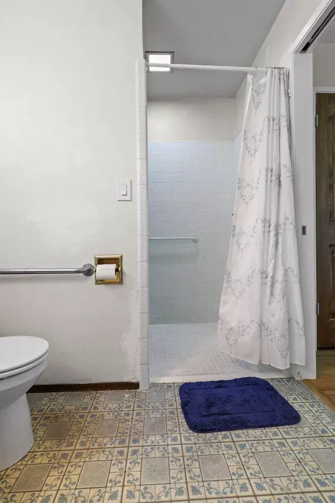 Bath - 150 Nina Ave, Red Bluff, CA 96080 photo 4 of 5