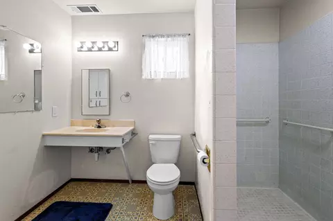 Bath - 150 Nina Ave, Red Bluff, CA 96080 photo 3 of 5