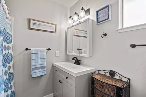 Bath - 21999 Riverside Ave, Red Bluff, CA 96080 photo 2 of 3