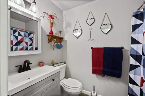Bath - 21999 Riverside Ave, Red Bluff, CA 96080 photo 3 of 3