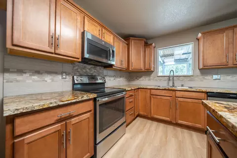 Kitchen - 2878 Wilson Ave, Redding, CA 96002 photo 2 of 2