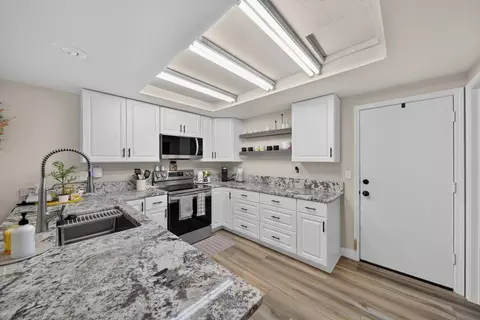 Kitchen - 540 Armando Ave, Redding, CA 96003 photo 3 of 4