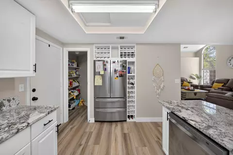 Kitchen - 540 Armando Ave, Redding, CA 96003 photo 4 of 4