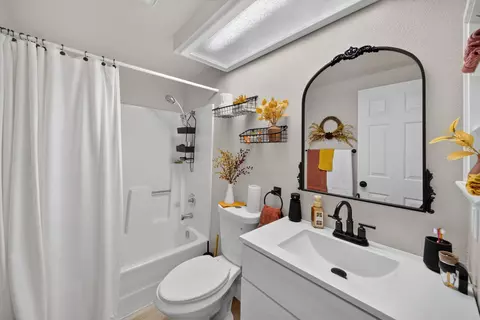 Bath - 540 Armando Ave, Redding, CA 96003 photo 2 of 2
