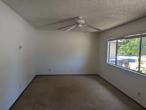 Living - 2104 Phobos Ct, Redding, CA 96002 photo 2 of 2