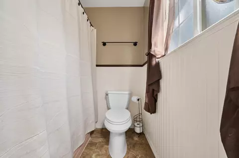 Bath - 20000 Lyal Ln, Redding, CA 96002 photo 2 of 2