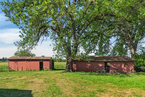 Exterior - 20000 Lyal Ln, Redding, CA 96002 photo 11 of 12