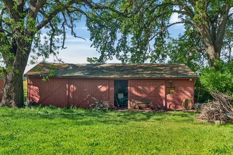Exterior - 20000 Lyal Ln, Redding, CA 96002 photo 9 of 12