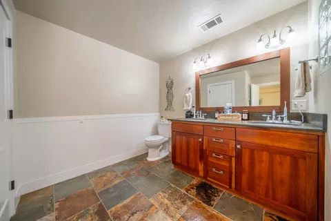 Bath - 7775 Churn Creek Rd, Redding, CA 96002 photo 3 of 7