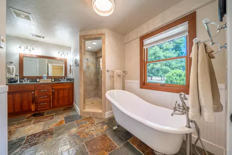 Bath - 7775 Churn Creek Rd, Redding, CA 96002 photo 1 of 7