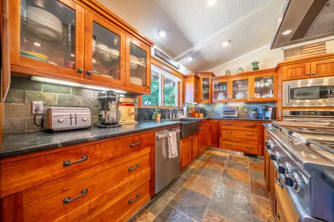 Kitchen - 7775 Churn Creek Rd, Redding, CA 96002 photo 4 of 6