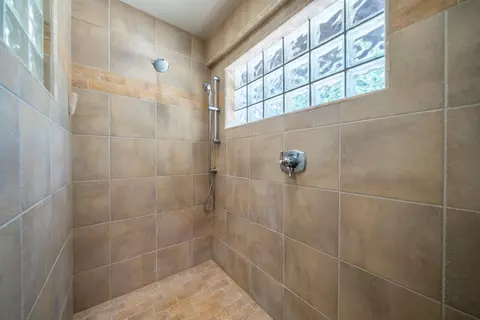 Bath - 7775 Churn Creek Rd, Redding, CA 96002 photo 4 of 7