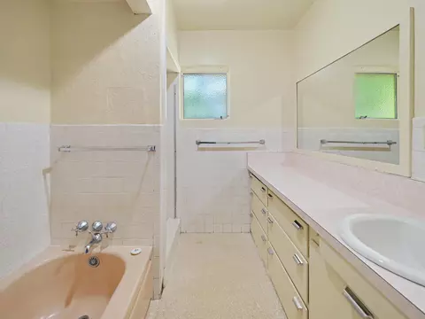 Bath - 2950 Irene St, Redding, CA 96002 photo 2 of 3
