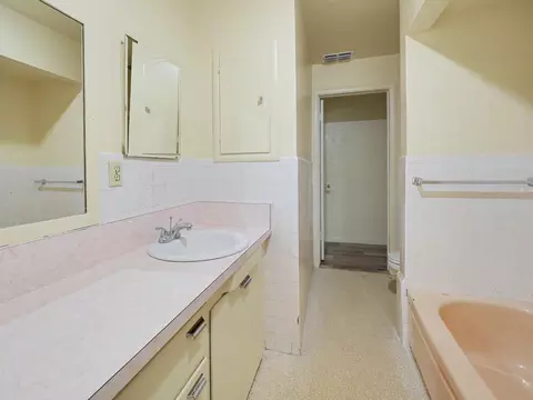 Bath - 2950 Irene St, Redding, CA 96002 photo 3 of 3