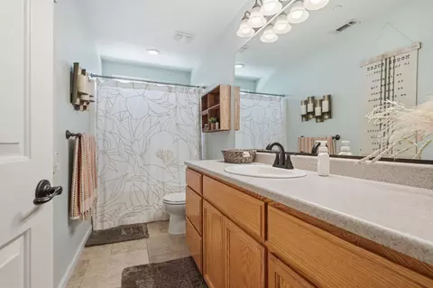 Bath - 4565 Cerro Ln, Redding, CA 96001 photo 2 of 2