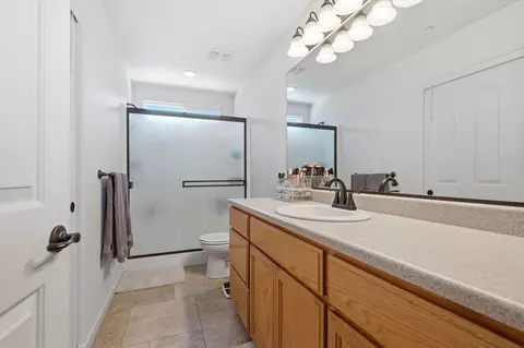 Bath - 4565 Cerro Ln, Redding, CA 96001 photo 1 of 2