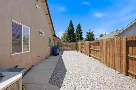 Exterior - 4565 Cerro Ln, Redding, CA 96001 photo 15 of 16