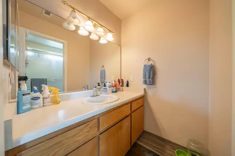 Bath - 16863 Winchell Dr, Redding, CA 96003 photo 2 of 3