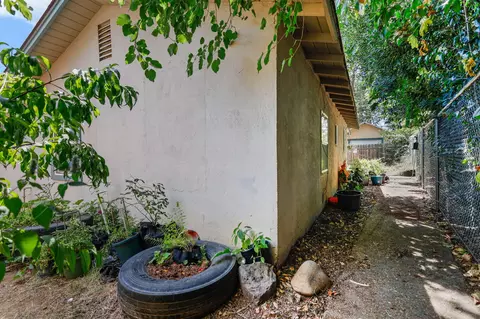 Exterior - 2720 Akard Ave, Redding, CA 96001 photo 14 of 15
