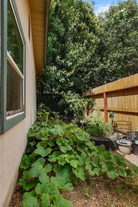 Exterior - 2720 Akard Ave, Redding, CA 96001 photo 12 of 15