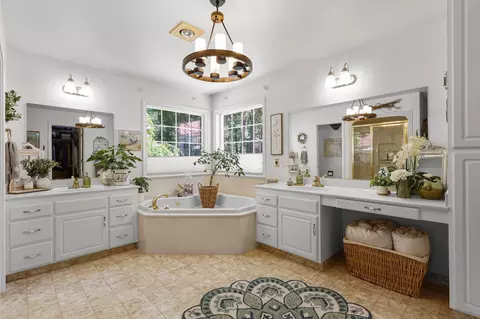 Bath - 32602 Three Oaks Dr, Shingletown, CA 96088 photo 4 of 6