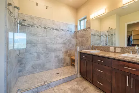 Bath - 4013 Acadia Pl, Redding, CA 96001 photo 5 of 5