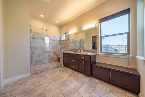 Bath - 4013 Acadia Pl, Redding, CA 96001 photo 4 of 5