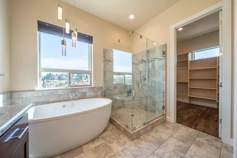 Bath - 4013 Acadia Pl, Redding, CA 96001 photo 3 of 5