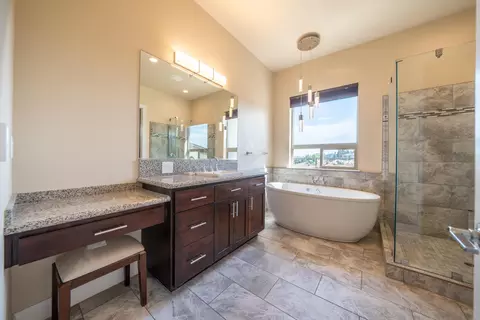 Bath - 4013 Acadia Pl, Redding, CA 96001 photo 2 of 5