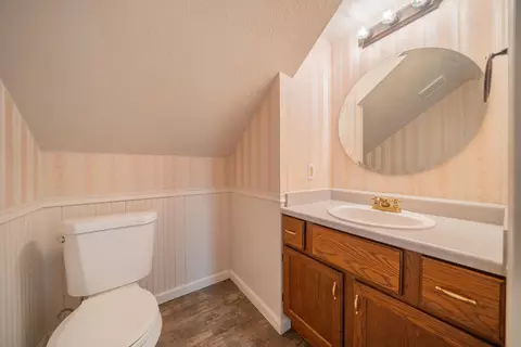 Bath - 19226 Snowburst Ct, Redding, CA 96003 photo 1 of 6
