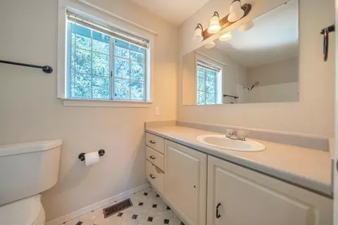 Bath - 19226 Snowburst Ct, Redding, CA 96003 photo 4 of 6