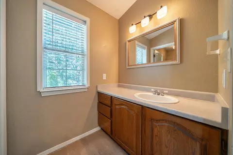 Bath - 19226 Snowburst Ct, Redding, CA 96003 photo 6 of 6