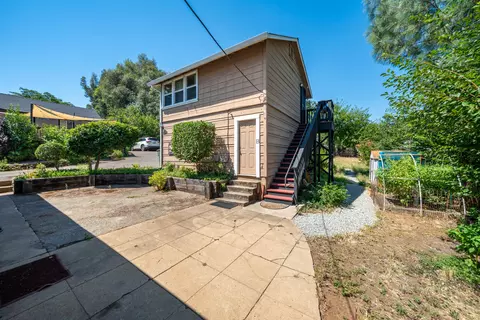 Exterior - 1152 Willis St, Redding, CA 96001 photo 7 of 17