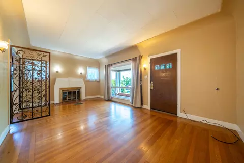 Living - 1152 Willis St, Redding, CA 96001 photo 2 of 4