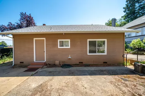 Exterior - 1152 Willis St, Redding, CA 96001 photo 5 of 17